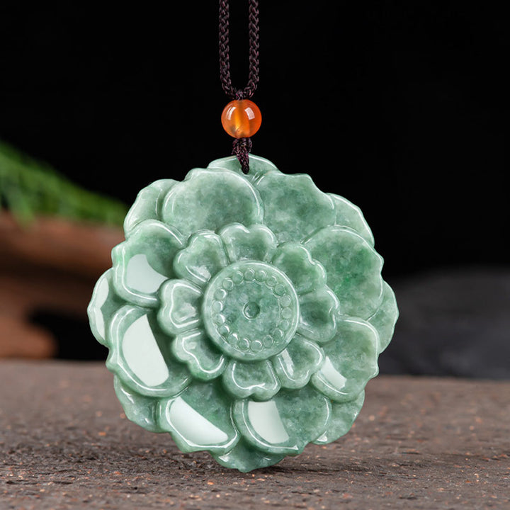 Colgante de collar de prosperidad de la suerte de jade con patrón de loto de Buddha Stones