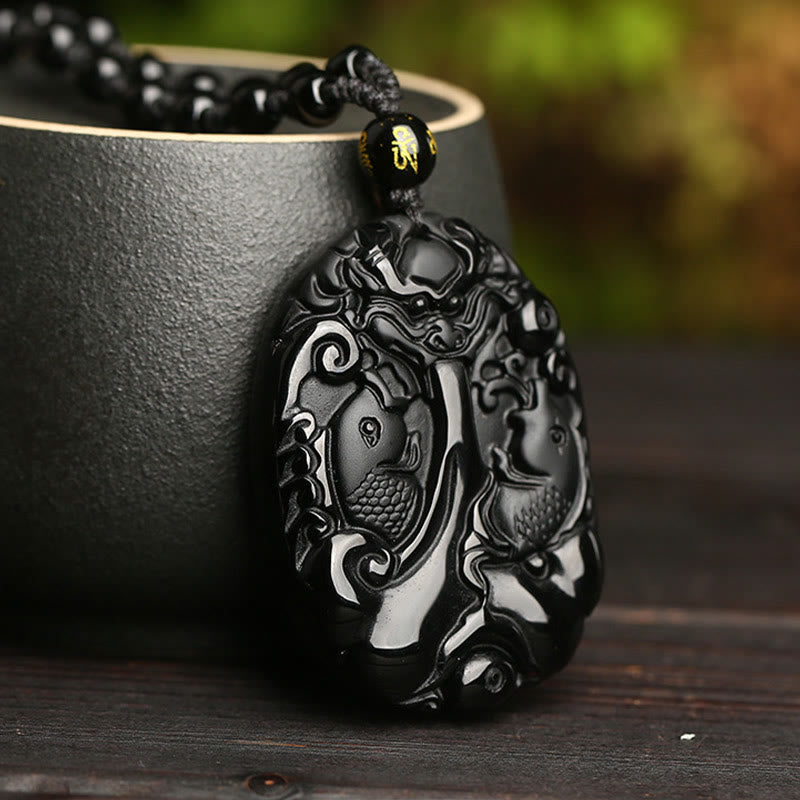 Collar con colgante de fuerza de cumplimiento de cuerda con cuentas de pez Koi de obsidiana negra con Buddha Stones