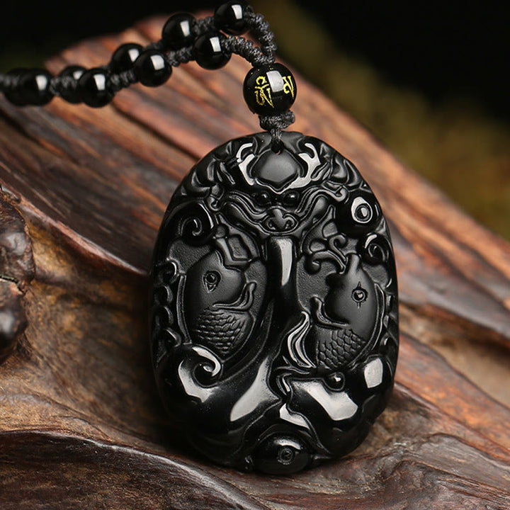 Collar con colgante de fuerza de cumplimiento de cuerda con cuentas de pez Koi de obsidiana negra con Buddha Stones