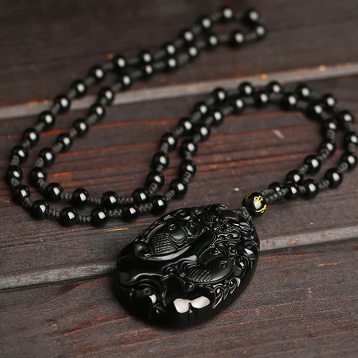 Collar con colgante de fuerza de cumplimiento de cuerda con cuentas de pez Koi de obsidiana negra con Buddha Stones