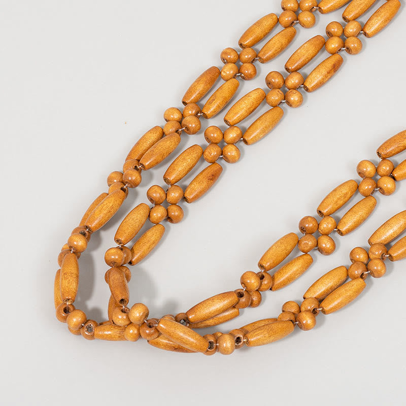 Una bolsa de hombro con cuentas de madera tejidas a mano con piedras de Buda.