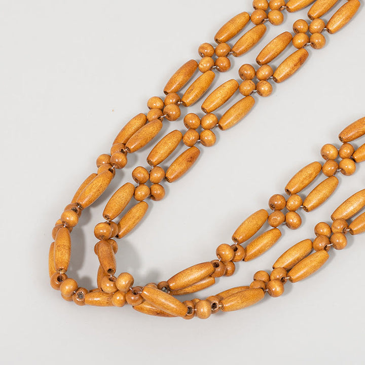 Una bolsa de hombro con cuentas de madera tejidas a mano con piedras de Buda.