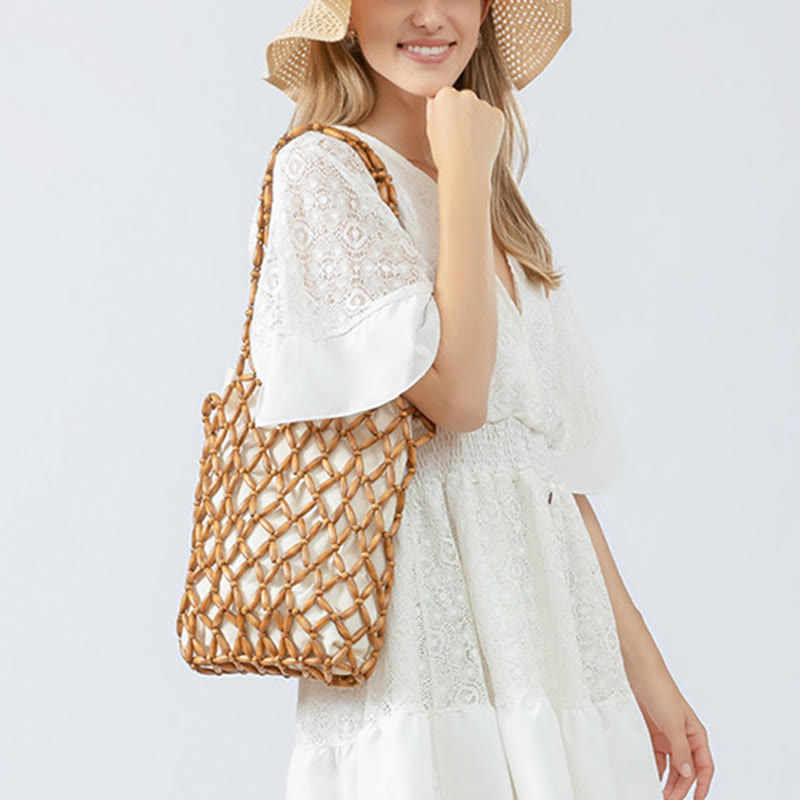 Una bolsa de hombro con cuentas de madera tejidas a mano con piedras de Buda.