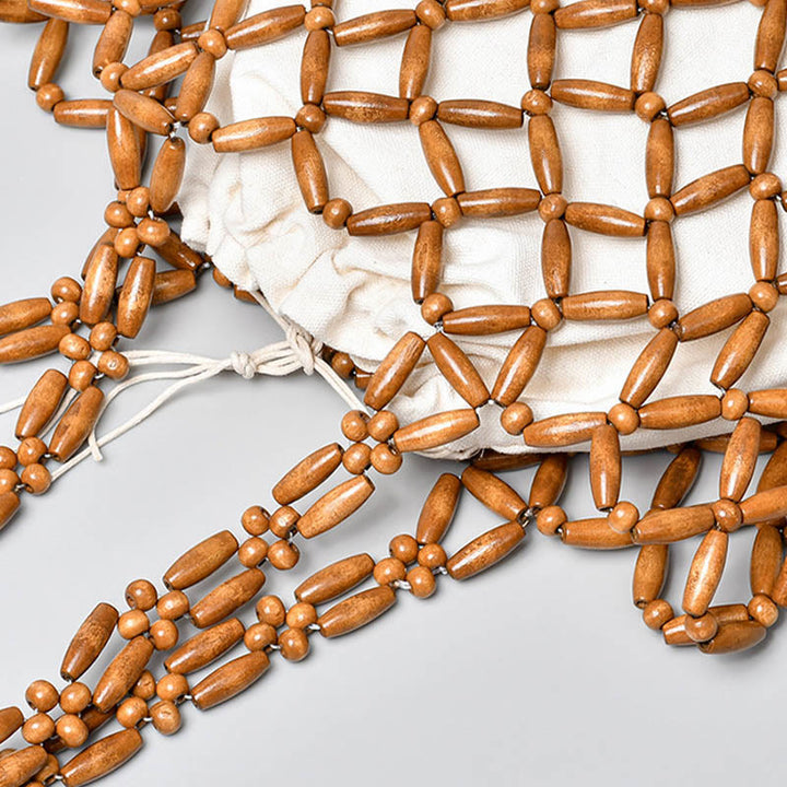 Una bolsa de hombro con cuentas de madera tejidas a mano con piedras de Buda.