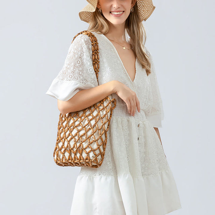 Una bolsa de hombro con cuentas de madera tejidas a mano con piedras de Buda.