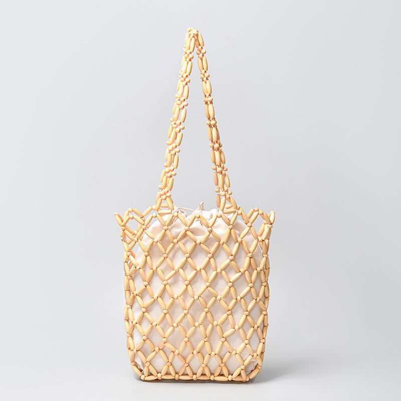 Una bolsa de hombro con cuentas de madera tejidas a mano con piedras de Buda.