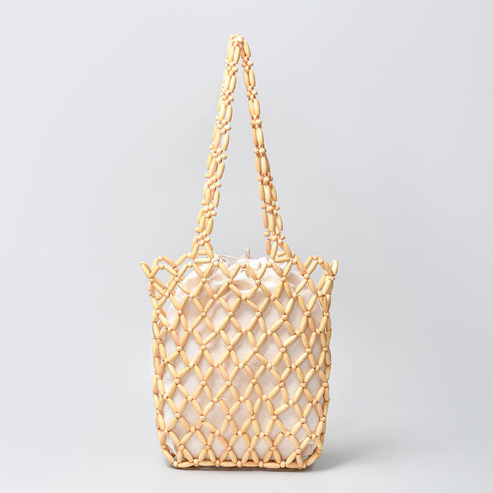 Una bolsa de hombro con cuentas de madera tejidas a mano con piedras de Buda.