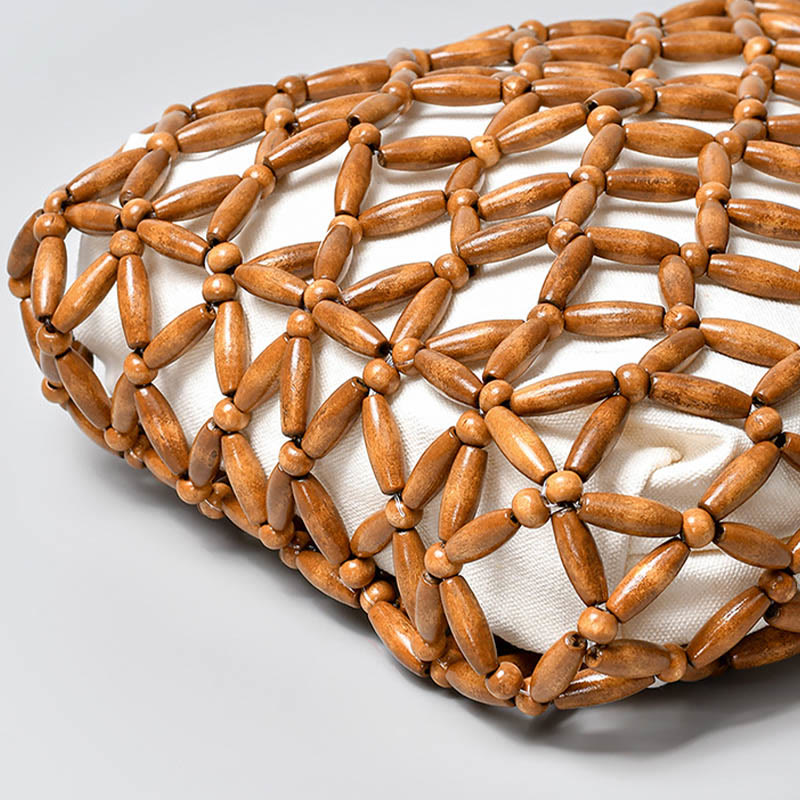 Una bolsa de hombro con cuentas de madera tejidas a mano con piedras de Buda.