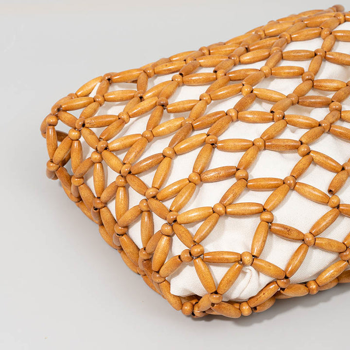 Una bolsa de hombro con cuentas de madera tejidas a mano con piedras de Buda.