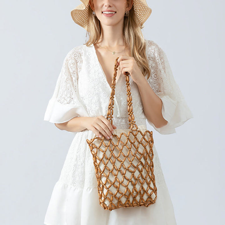 Una bolsa de hombro con cuentas de madera tejidas a mano con piedras de Buda.