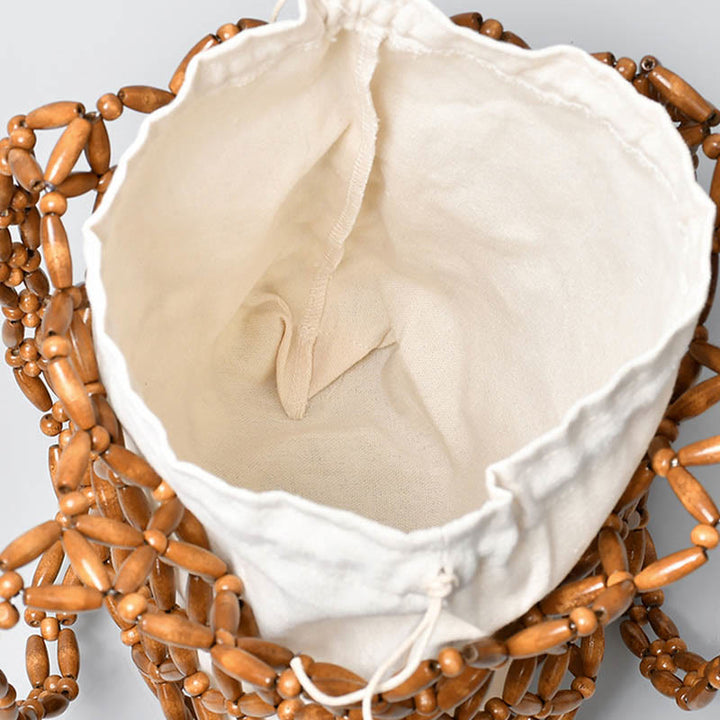 Una bolsa de hombro con cuentas de madera tejidas a mano con piedras de Buda.