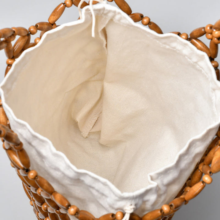 Una bolsa de hombro con cuentas de madera tejidas a mano con piedras de Buda.