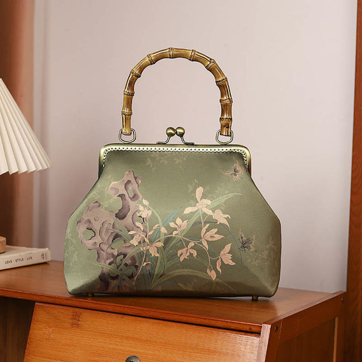 Bolso cruzado con asa de bambú y cadena de metal, piedras de Buda, plantas verdes, montañas