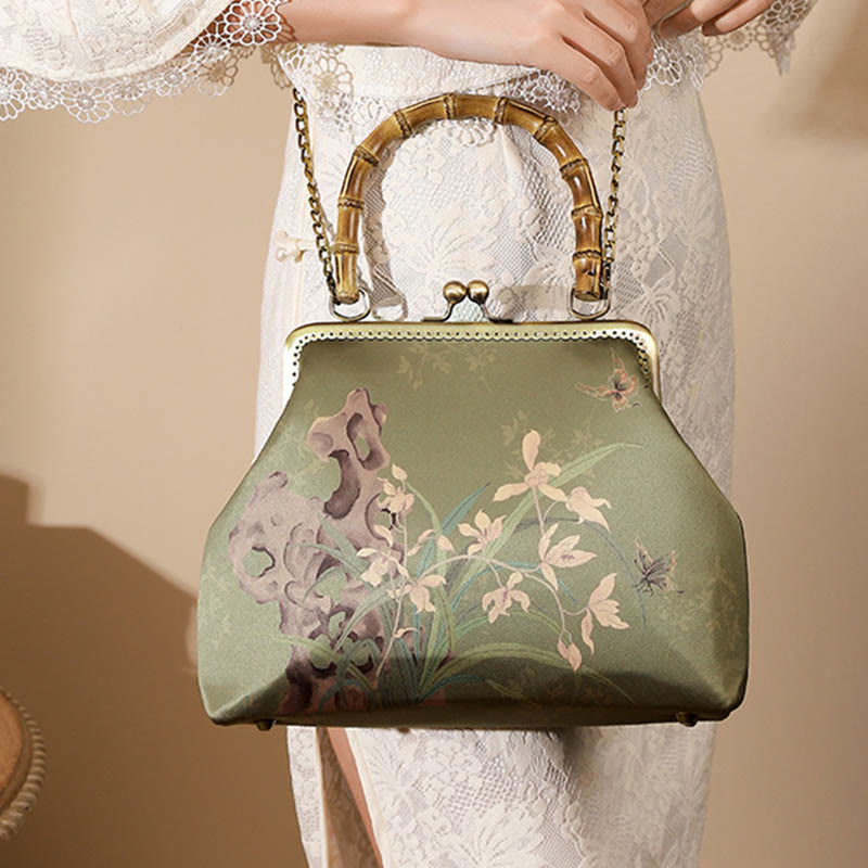 Bolso cruzado con asa de bambú y cadena de metal, piedras de Buda, plantas verdes, montañas