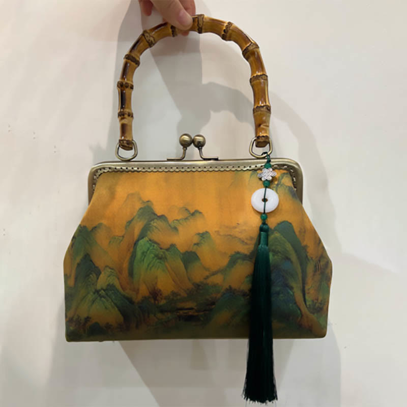Bolso cruzado con asa de bambú y cadena de metal, piedras de Buda, plantas verdes, montañas