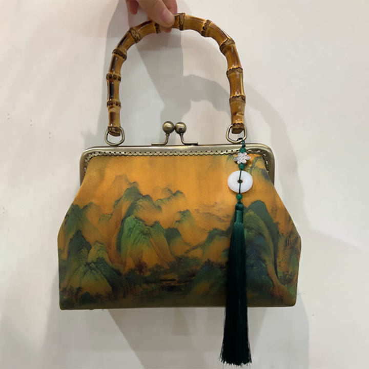Bolso cruzado con asa de bambú y cadena de metal, piedras de Buda, plantas verdes, montañas