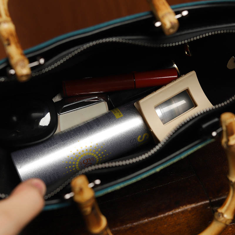 Bolso de Mano con Mango de Bambú y Bordado de Piedras de Buda y Loto