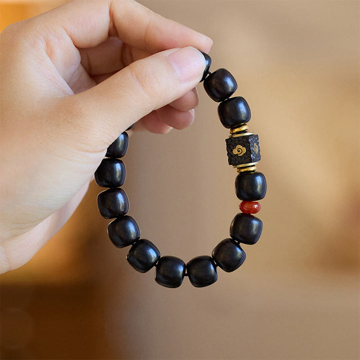 Pulsera de calma grabada en madera de ébano con nubes auspiciosas y Buddha Stones