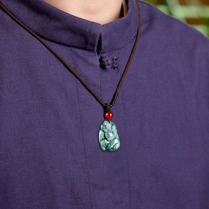 Buddha Stones Collar colgante de jade verde natural con forma de zorro de nueve colas grabado con prosperidad