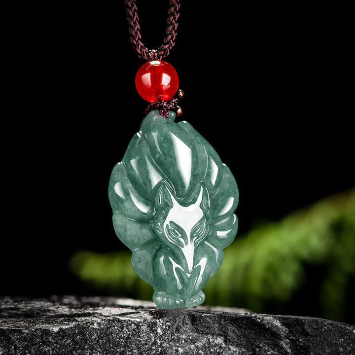 Colgante de la suerte con zorro de nueve colas en jade verde natural de Buddha Stones