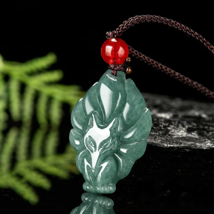 Colgante de la suerte con zorro de nueve colas en jade verde natural de Buddha Stones