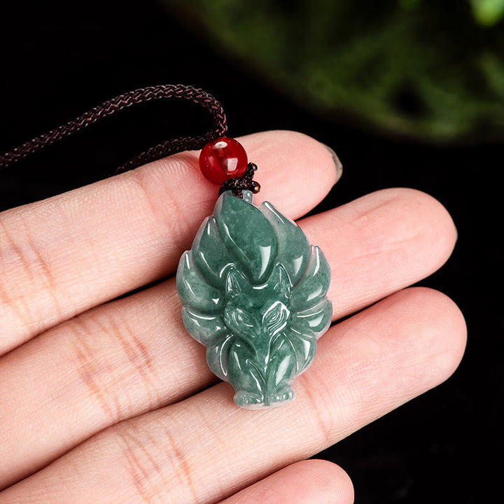 Colgante de la suerte con zorro de nueve colas en jade verde natural de Buddha Stones