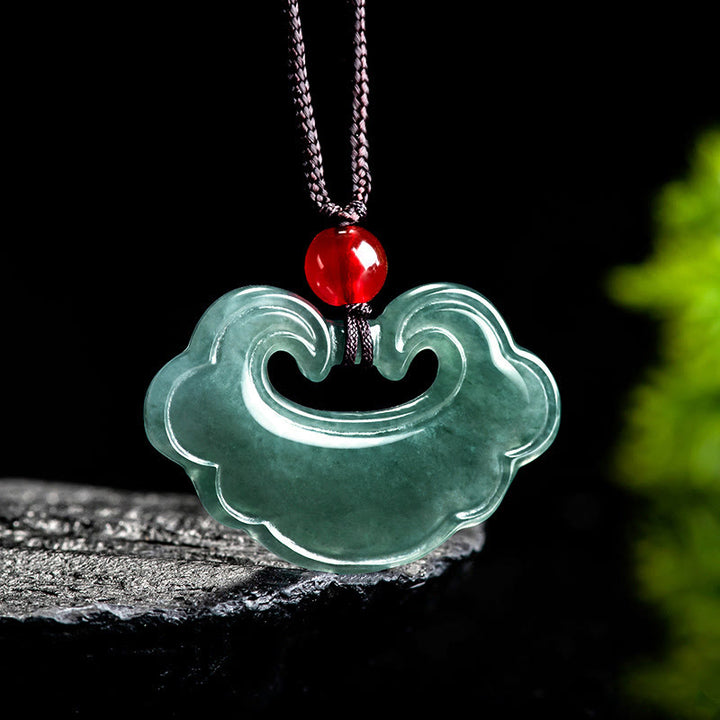 Buddha Stones Collarín chino de jade verde natural con amuleto de suerte