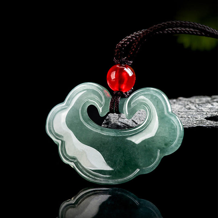 Buddha Stones Collarín chino de jade verde natural con amuleto de suerte