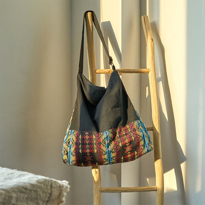 Bolso bandolera de algodón con patrón de rayas negras, rojas y azules de Buddha Stones