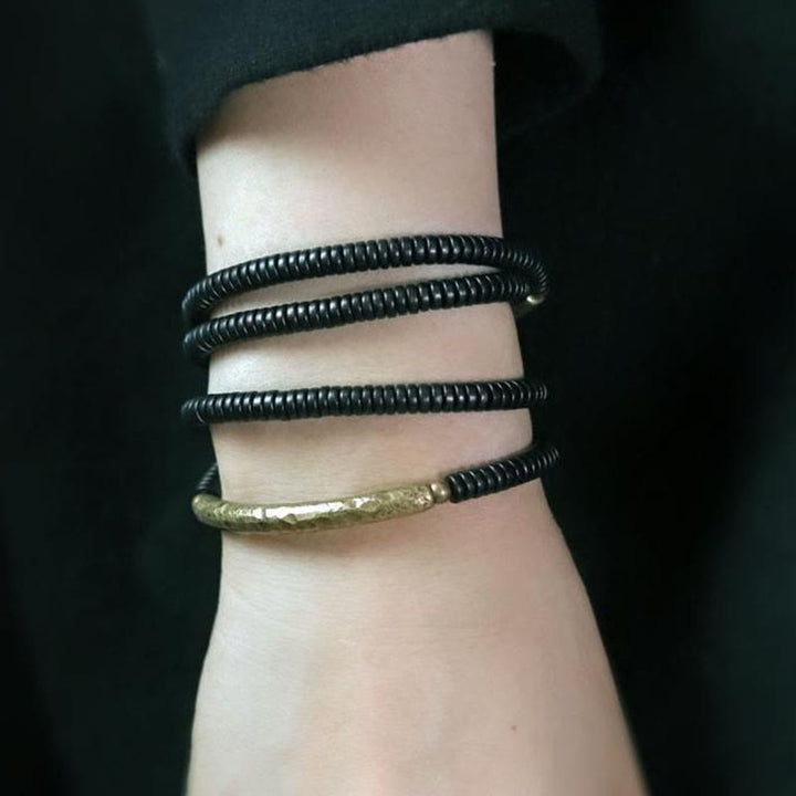 Pulsera multicapa de cuentas de madera de ébano tibetano de Buddha Stones y cobre de la paz