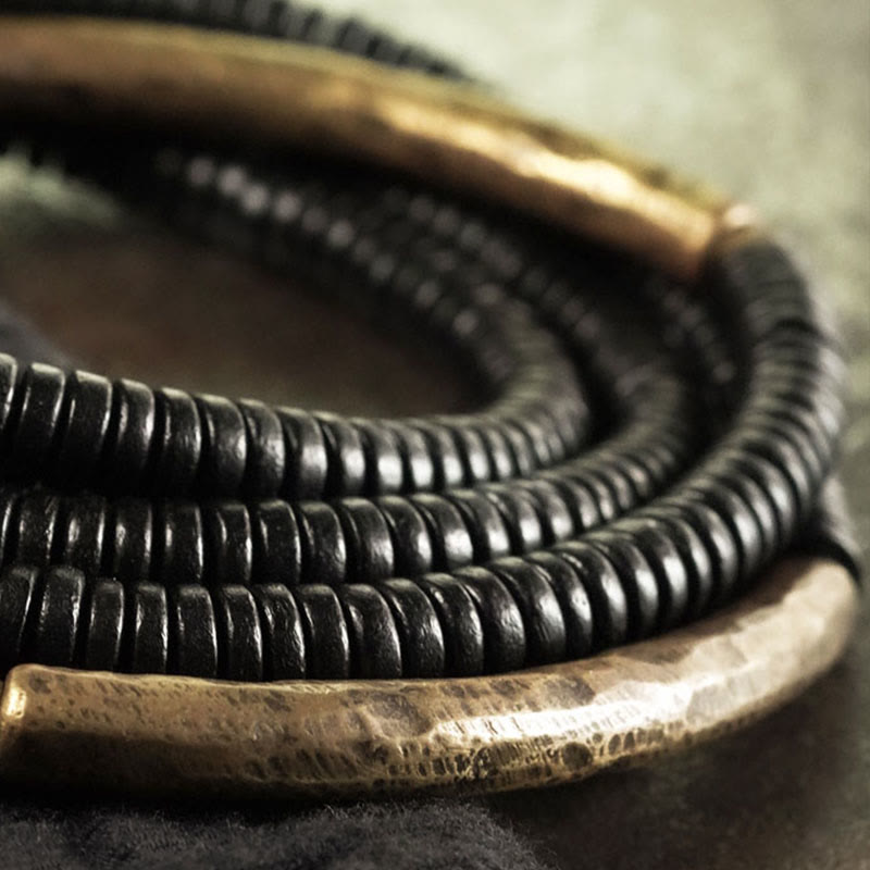 Pulsera multicapa de cuentas de madera de ébano tibetano de Buddha Stones y cobre de la paz