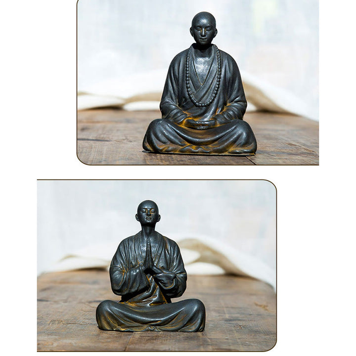 Buddha Stones Estatua de Monje Meditando y Rezando de Resina con Óxido de Polvo de Hierro para Decoración del Hogar