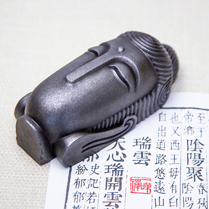 Buddha Stones Estatua de Buda Meditando con Ojos Cerrados de Resina Fundida con Óxido de Polvo de Hierro para Decoración del Hogar