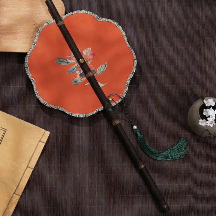 Buddha Stones Abanico portátil rizado hecho a mano con patrón de cereza, hoja de bambú y uvas, mango largo de bambú púrpura