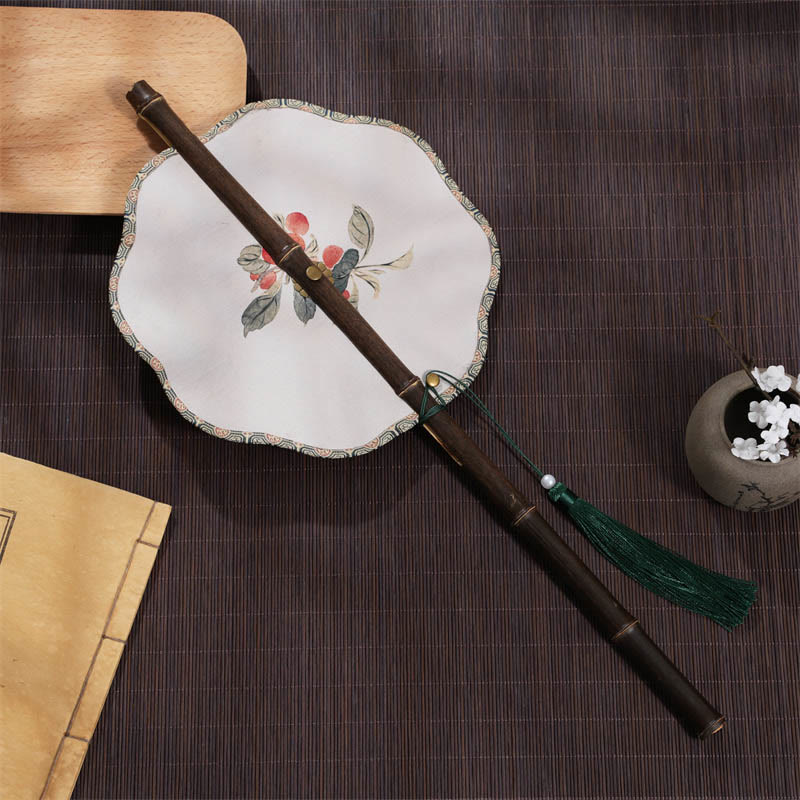 Buddha Stones Abanico portátil rizado hecho a mano con patrón de cereza, hoja de bambú y uvas, mango largo de bambú púrpura