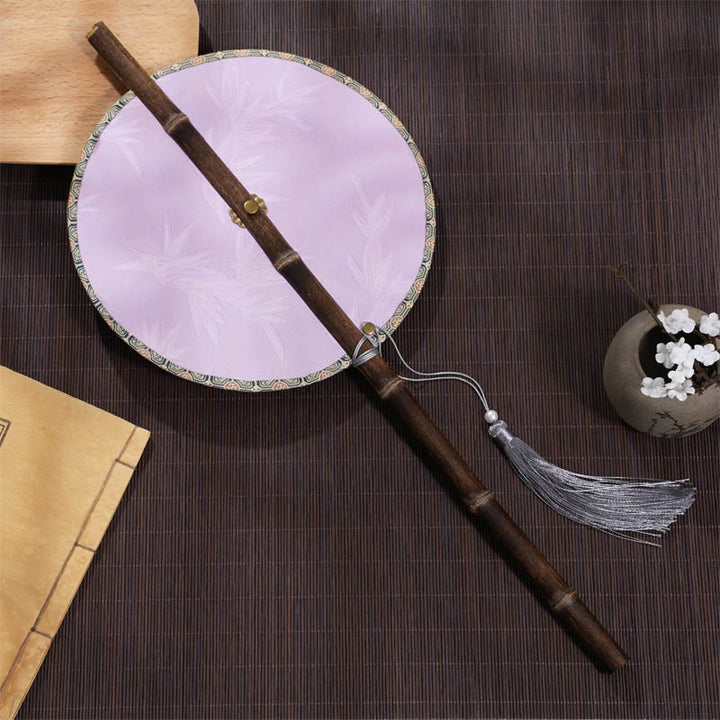 Buddha Stones Abanico portátil rizado hecho a mano con patrón de cereza, hoja de bambú y uvas, mango largo de bambú púrpura