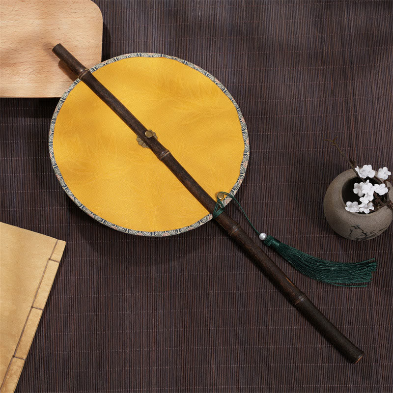 Buddha Stones Abanico portátil rizado hecho a mano con patrón de cereza, hoja de bambú y uvas, mango largo de bambú púrpura