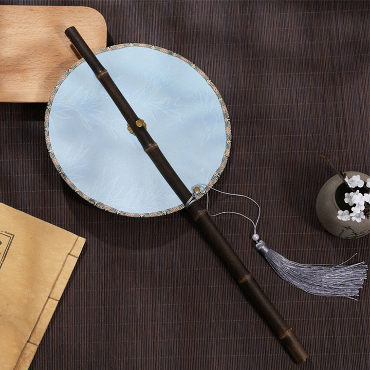 Buddha Stones Abanico portátil rizado hecho a mano con patrón de cereza, hoja de bambú y uvas, mango largo de bambú púrpura