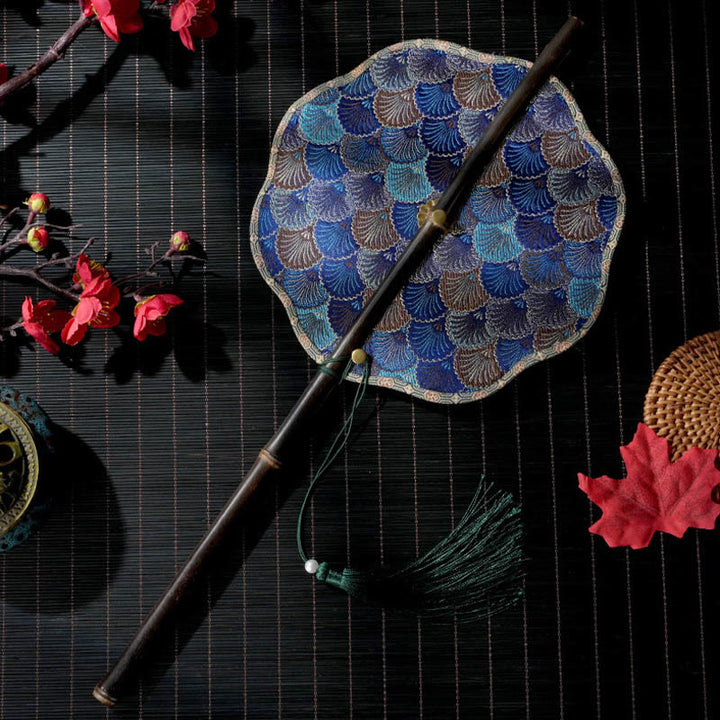 Buddha Stones Hecho a mano conchas escamas hojas patrón de Epiphyllum mango largo de bambú morado portátil abanico enrollable