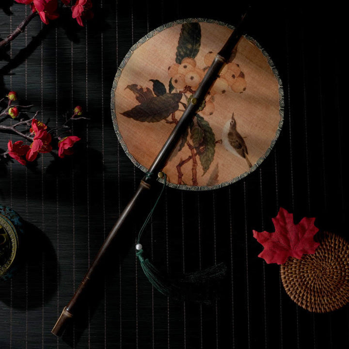 Buddha Stones Flores Hechas a Mano Melocotón Níspero Pájaro Grulla Patrón de Mariposa Mango de Bambú Largo Púrpura Abanico Portátil Enrollable