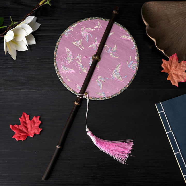 Buddha Stones Flores Hechas a Mano Melocotón Níspero Pájaro Grulla Patrón de Mariposa Mango de Bambú Largo Púrpura Abanico Portátil Enrollable