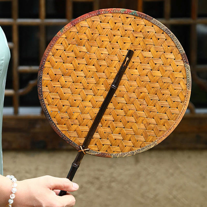 Abanico de Verano Estilo Retro Chino Hecho a Mano Tejido de Bambú Redondo en Forma de Plátano con Mango Largo de Buddha Stones