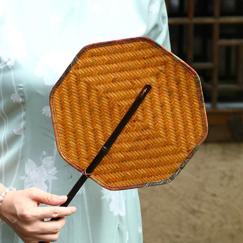 Abanico de Verano Estilo Retro Chino Hecho a Mano Tejido de Bambú Redondo en Forma de Plátano con Mango Largo de Buddha Stones