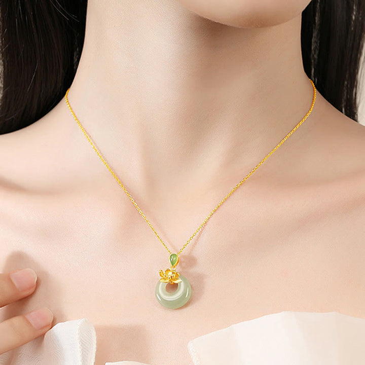 Collar con colgante de hilo de jade y loto con Buddha Stones