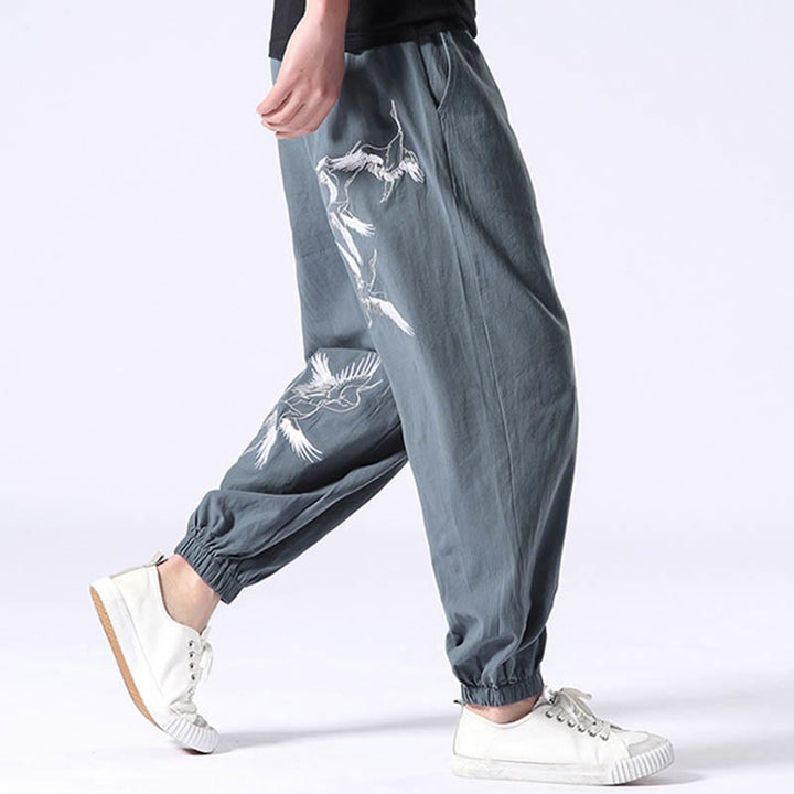 Pantalones harén con cordón y bolsillos para hombre con diseño bordado de grulla blanca y Buddha Stones - image 1