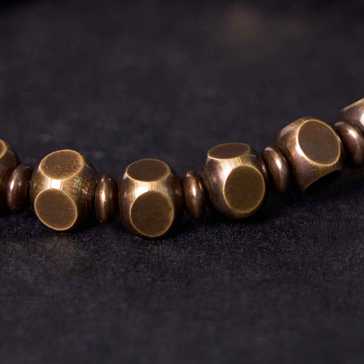 Pulsera de enfoque con amuleto de latón y cobre tallado Om Mani Padme Hum tibetano con Buddha Stones