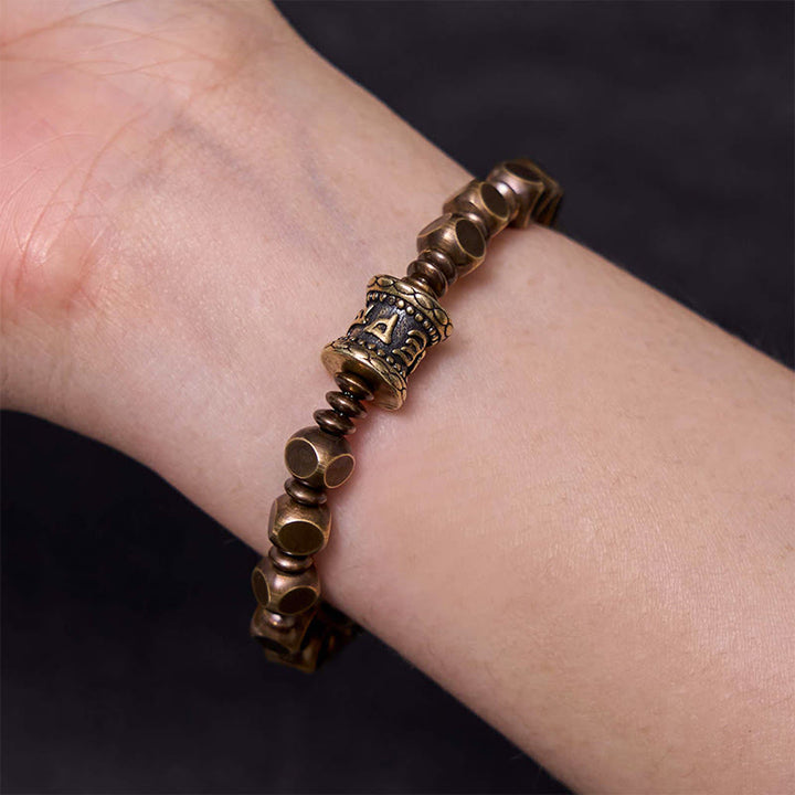 Pulsera de enfoque con amuleto de latón y cobre tallado Om Mani Padme Hum tibetano con Buddha Stones