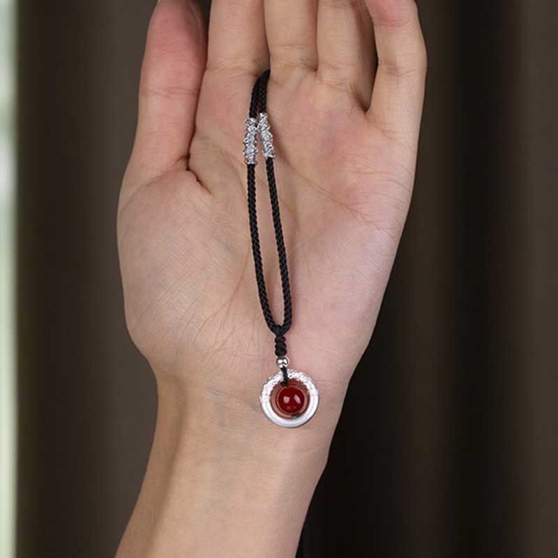 Collar con colgante de plata de ley 999 con Buddha Stones y hebilla de paz con ágata roja