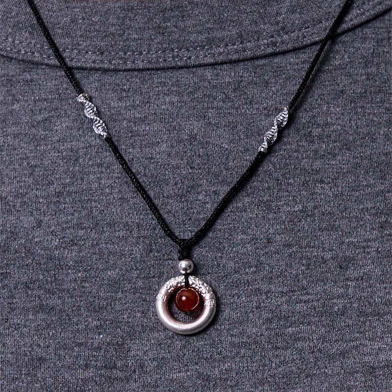 Collar con colgante de plata de ley 999 con Buddha Stones y hebilla de paz con ágata roja