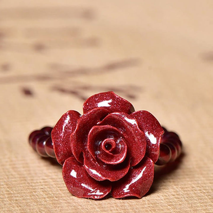 Anillo de concentración con cuentas de granate rosa y cinabrio de Buddha Stones